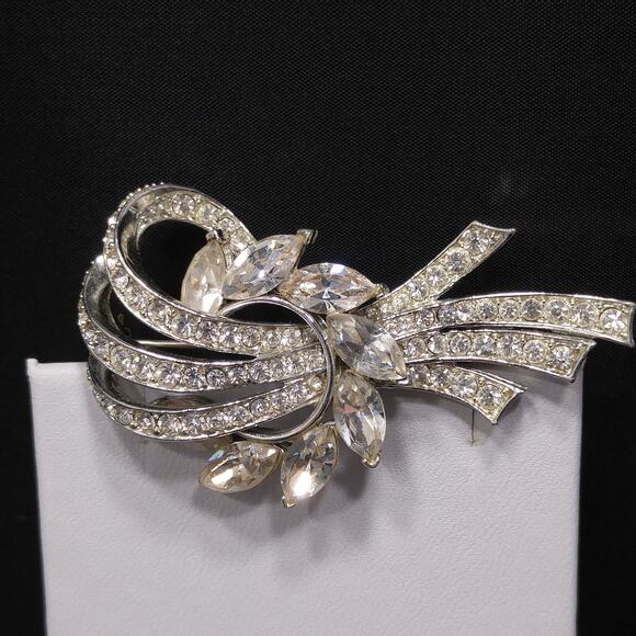 Vintage Lisner Clear Rhinestone Floral Ribbon Brooch, Rhodium Plated, 1960s - Picture 6 of 10